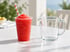 Becher Slush-Ice mit Messbecher als Symbol für Trinkmenge