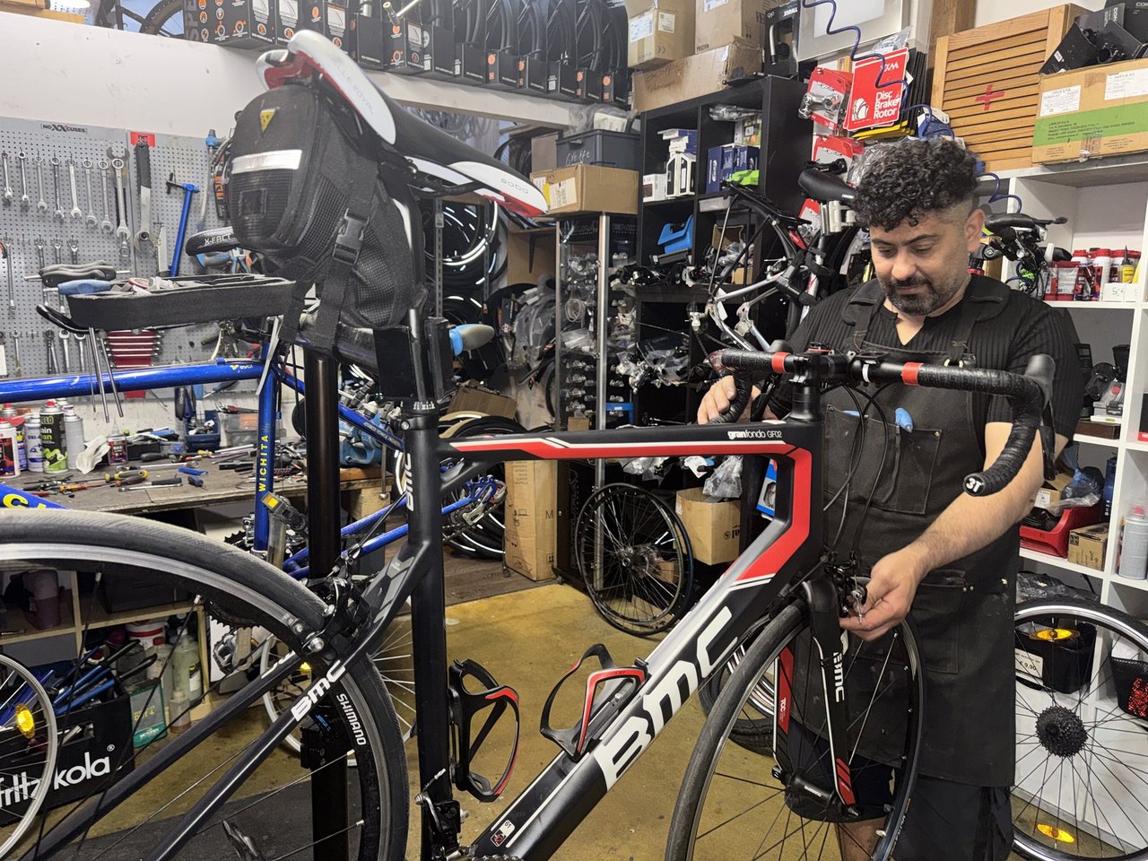 Fahrradmechaniker montiert einen Lenker in der Velobis-Werkstatt