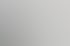 Ein lächelnder Mann in weißem Hemd sitzt vor einem Computer an einem Schreibtisch.