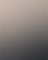 Teilnehmerin übt die Perfektion ihrer Wimpernverlängerungstechnik am Modell während der Masterclass