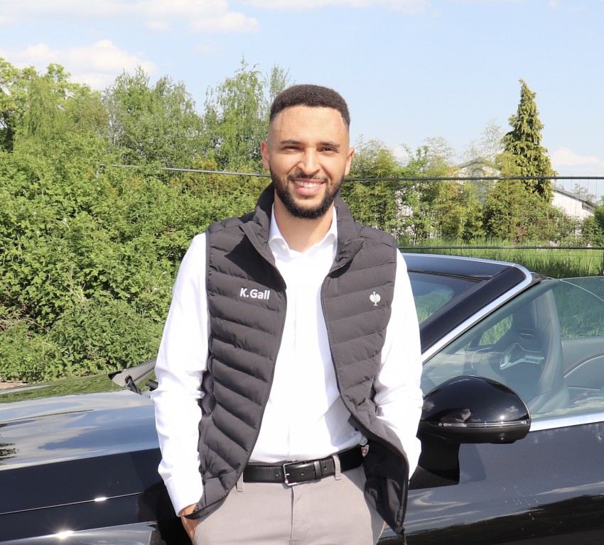 Kfz Sachverständiger Kelvin Gall vor einem Fahrzeug in Köln