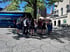 Die Gruppe unter einem Baum auf einem Platz in der Altstadt