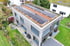 Photovoltaikanlage auf dem Flachdach eines Einfamilienhauses
