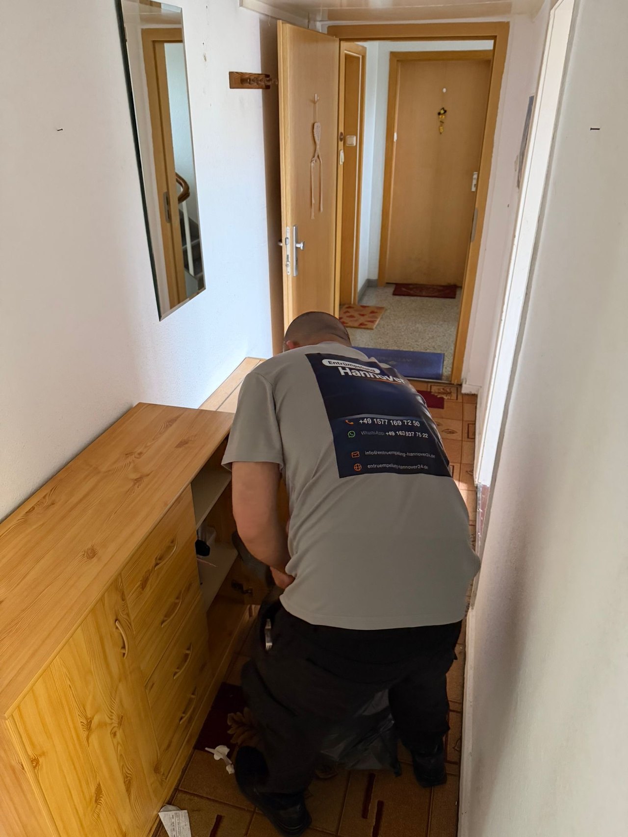 Mitarbeiter von Entrümpelung Hannover24 im Hausflur während einer Haushaltsauflösung