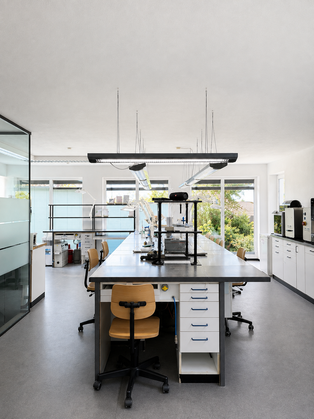 Handwerklicher Arbeitsplatz im Labor von ADU-Dental