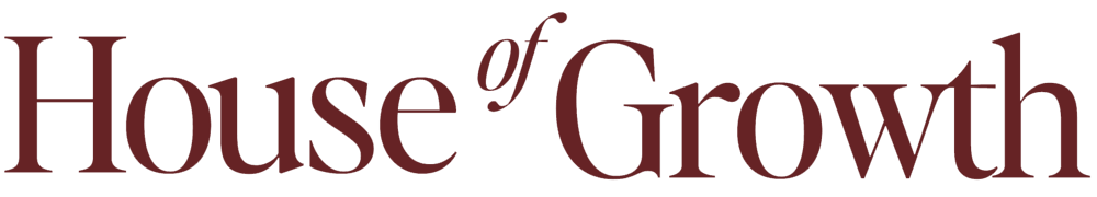 Der Text „House of Growth“ in dunkelroten Großbuchstaben auf dunkelgrünem Hintergrund.