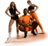 Drei sportliche Models, zwei Frauen und ein Mann, posieren in Fitnesskleidung.