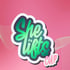 She Lifts Cup Logo in Grün und Pink mit Hantel-Symbol auf einem Hintergrund mit Wellenlinien.
