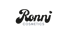 Ronni Cosmetics Logo: Schwarzer "Ronni" Schriftzug über lila "COSMETICS" auf dunkelgrünem Hintergrund.