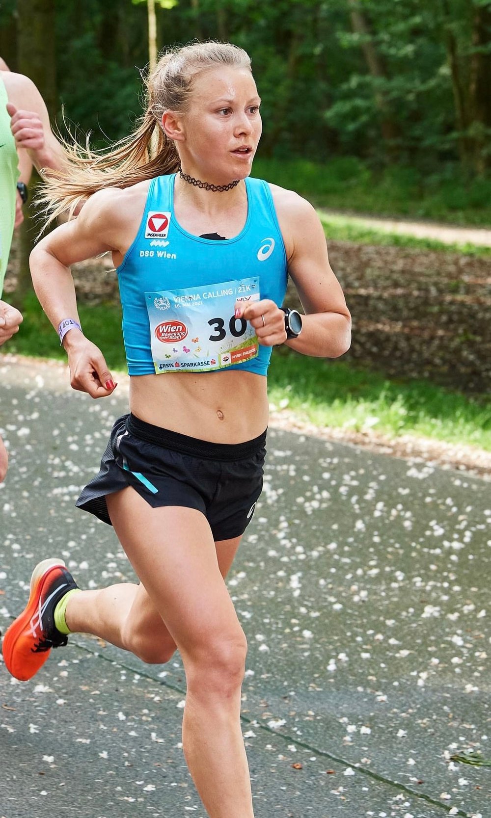 Julia Mayer beim Halbmarathon der Wiener Meisterschaften 2021 auf der Prater Hauptallee