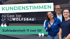 KUNDENSTIMMEN zu Gast bei WOLFSBAU! Zufriedenheit 11 von 10! Drei lächelnde Personen, Frau mit Daumen hoch, Männer.