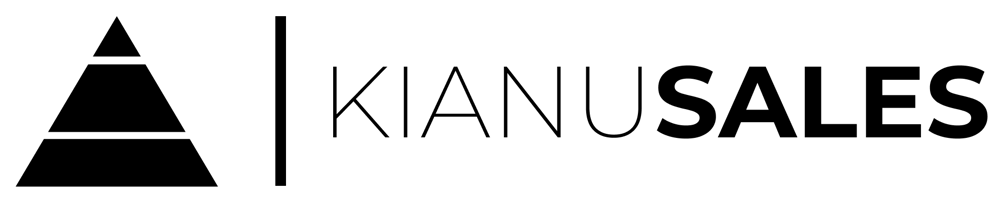 Schwarzes Logo mit einem dreieckigen Symbol links und dem Text "KIANUSALES" rechts auf grünem Hintergrund.