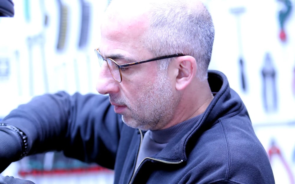 Vardan Abrahamyan bei der Arbeit in der Veloman-Fachwerkstatt