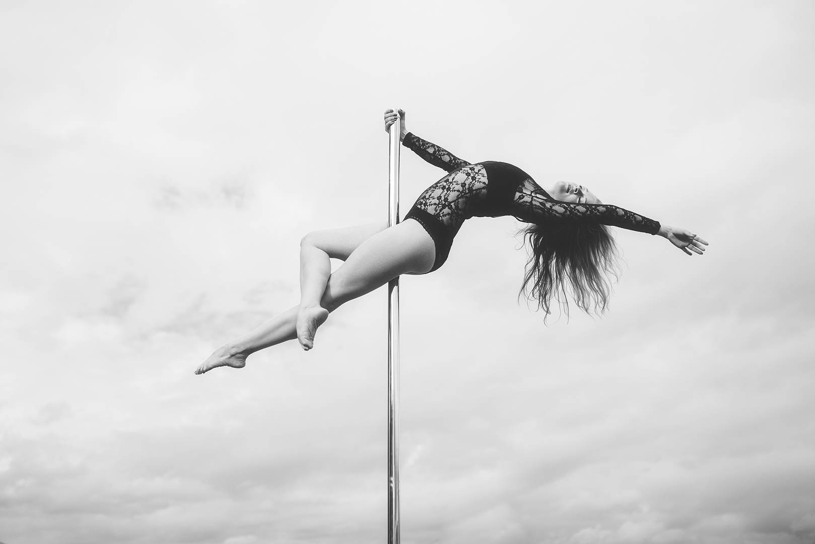 Mandy-Marie Mahrenholz bei einer Artistiknummer am Mast, Schwarzweißaufnahme