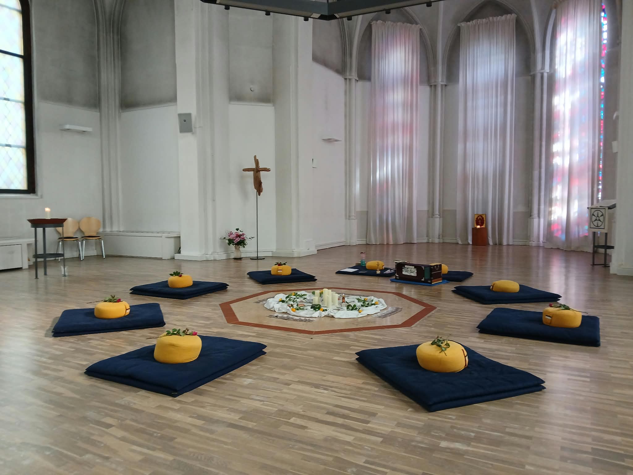 Kirche der Stille in Hamburg-Altona, Matten und Kissen im Kreis um einen Altar