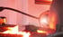 Industrieller Schweißvorgang mit hellem Lichtbogen und glühenden Metallteilen in einer Fertigungsanlage.