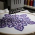 Stickmaschine bei der Erstellung professioneller Stickdateien für Textildruck und Vereine