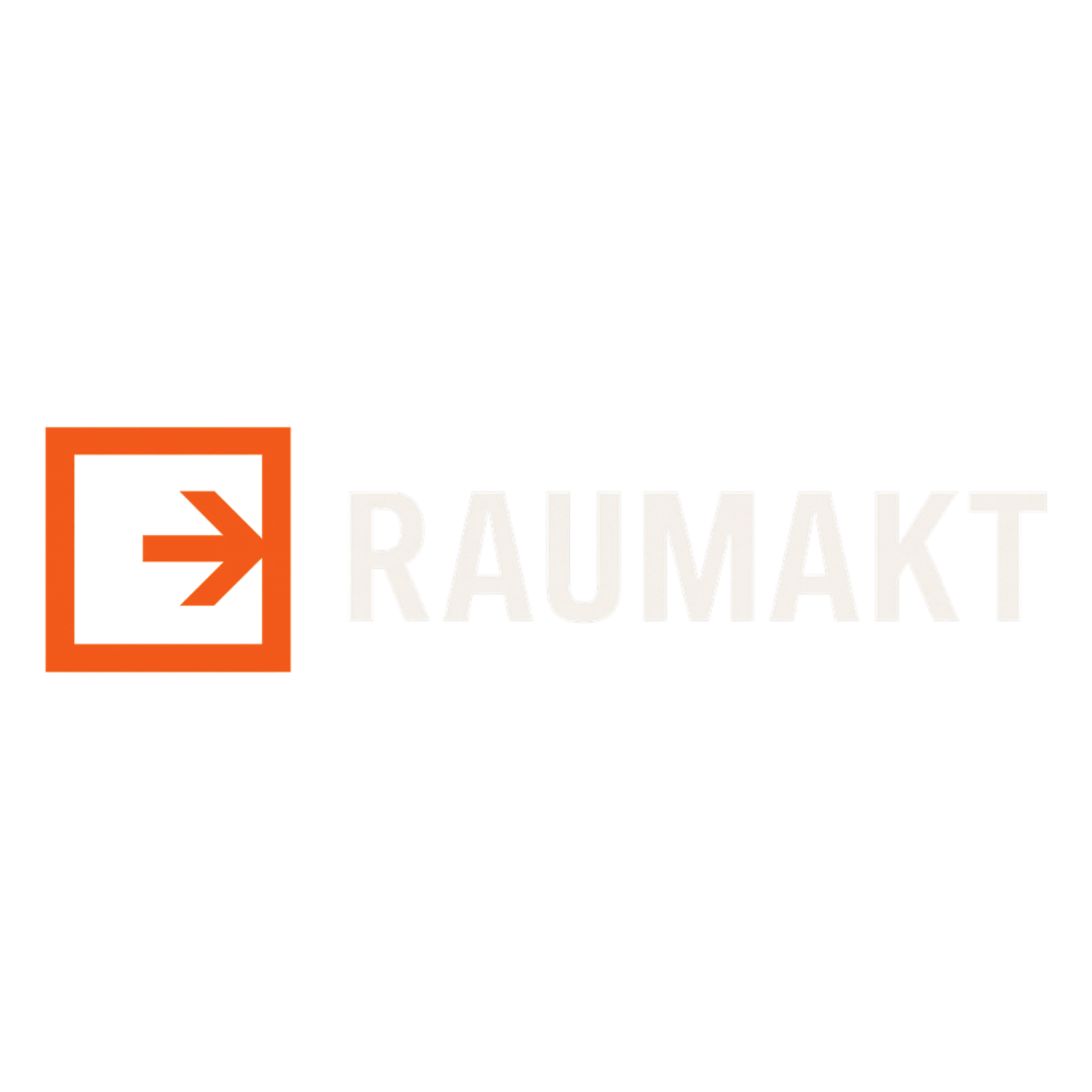 Raumakt-Logo: Orangefarbenes Pfeil-Symbol in einem Quadrat neben dem Wort "RAUMAKT" auf grünem Hintergrund.