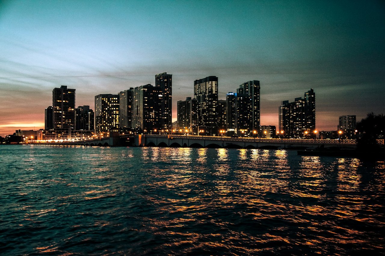 Miami Waterfront bei Nacht