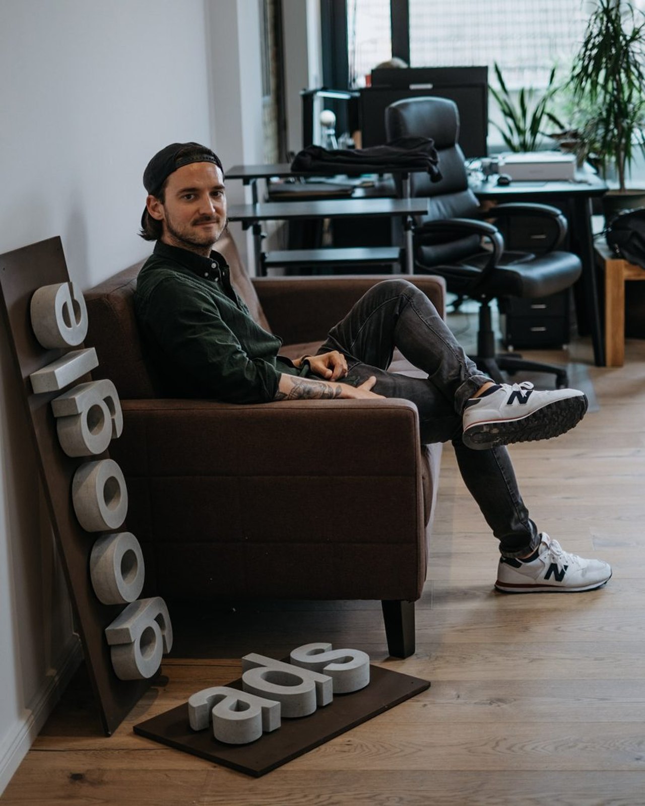 Daniel Rakus im Büro seiner Agentur