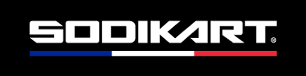 Sodikart-Logo in Weiß mit einem blauen, weißen und roten Streifen darunter.