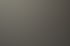 Blick durch eine Glastür auf einen Loungebereich mit dunklen Sofas und weißen Kissen, Sonnenschutz-Banner.