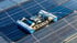 Reinigungswagen auf blauen Solarpaneelen.