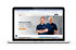 Website "Zahnarztpraxis Ettlingen" auf einem Laptop-Bildschirm; zwei lächelnde Männer in blauen Hemden.