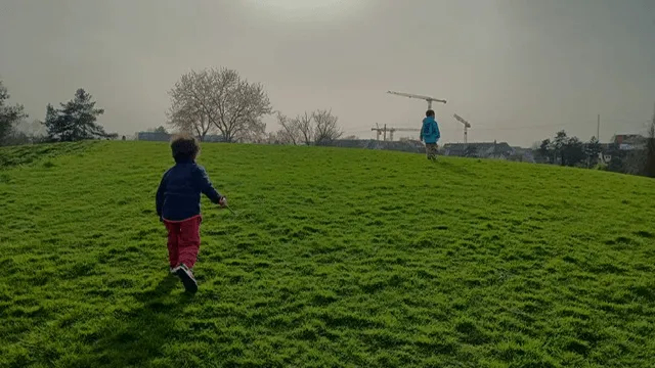 Kinder spielen draussen im Garten der Kita Wunderkiste