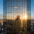 Fensterreiniger säubert eine große Glasfassade eines modernen Gebäudes
