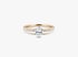 Ein Verlobungsring aus Roségold mit einem ovalen Diamanten und einer diamantbesetzten Ringschiene vor weißem Hintergrund.