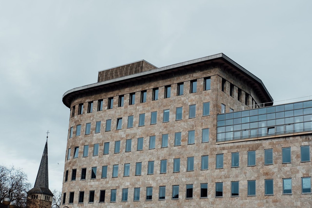 Moderne Architektur mit Kirchturm in Bochum – Google Ads Agentur Klickrebellen für Bochum
