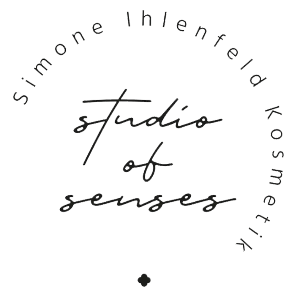 Logo: "Simone Ihlenfeld Kosmetik" im Kreis, "studio of senses" in der Mitte, darunter eine Raute.