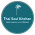 Blauer Kreis mit weißer gestrichelter Umrandung, Palme und dem Text "Thai Soul Kitchen TAKE AWAY & CATERING".