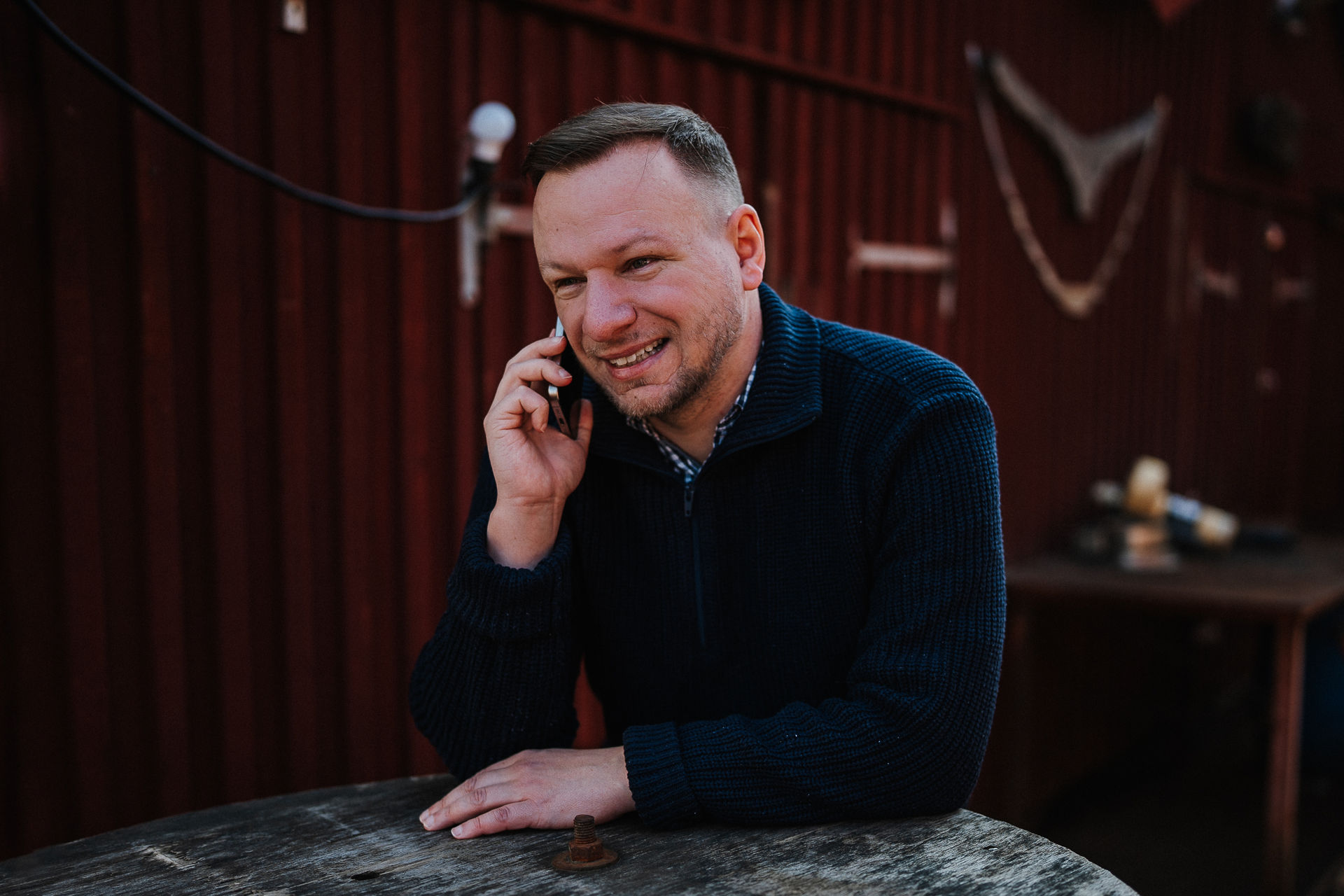 Matthias in einem Telefongespräch