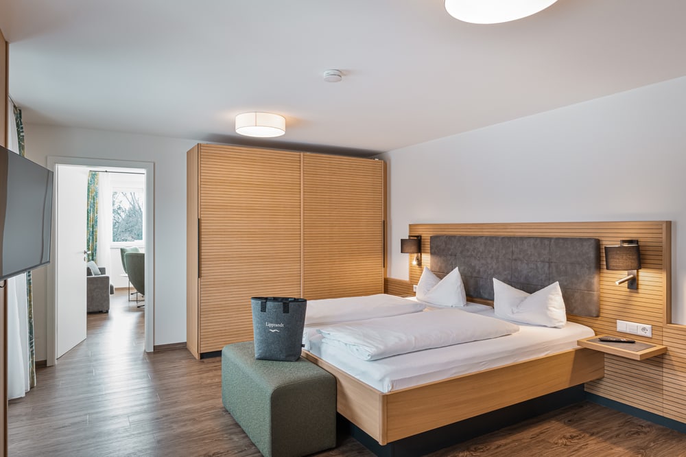 Helles Hotelzimmer mit Doppelbett