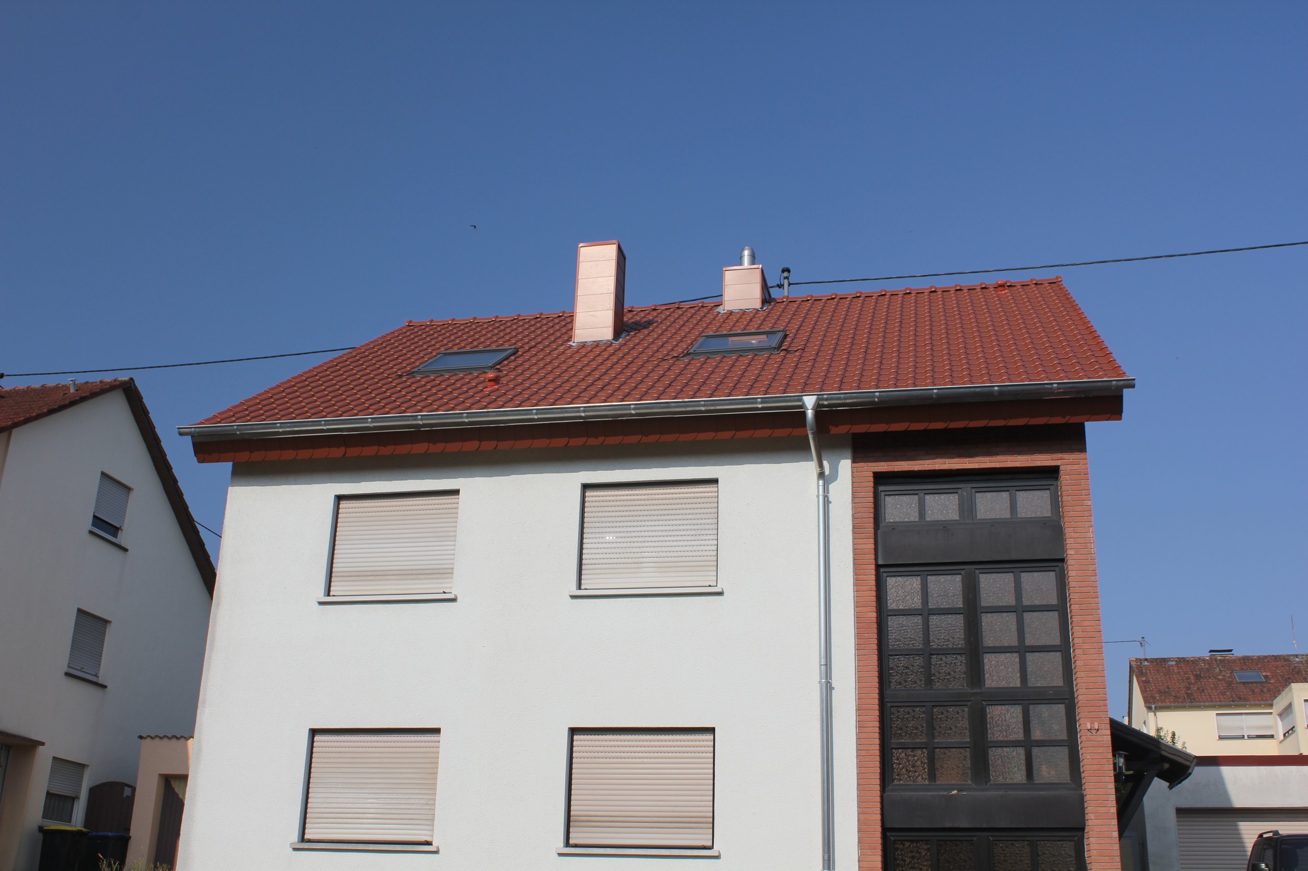 Nahaufnahme eines Hausdachs mit Entlüftungsrohr