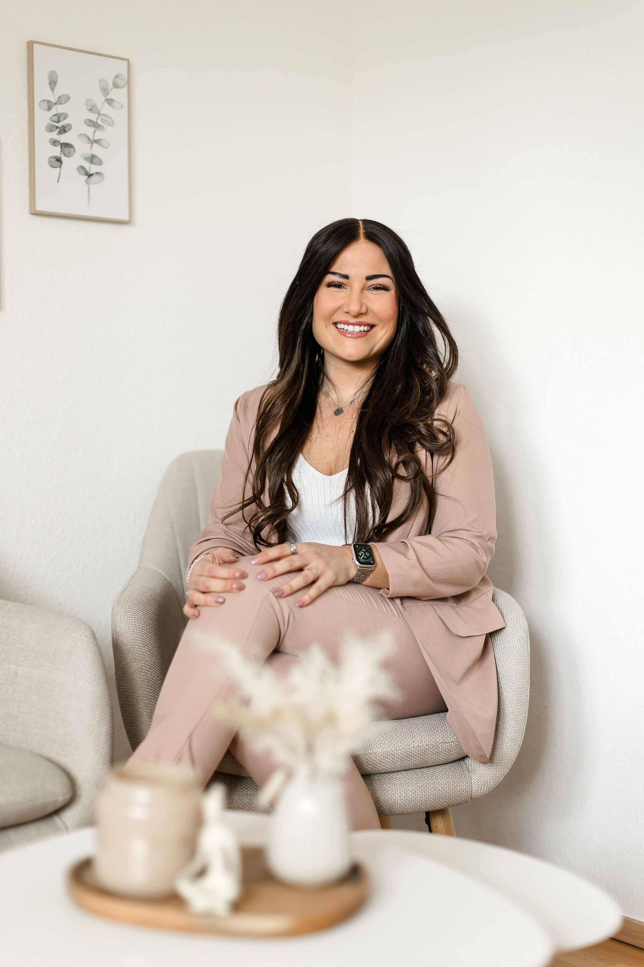 Lisa Vieira lacht strahlend – fokussiert, produktiv und mit Energie für Mama-Alltag und Business