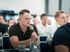 Dennis Dahl, Marketing-Sparringspartner Mittelstand, spricht mit Mikrofon vor Teilnehmern in einem Workshop- oder Coaching-Format