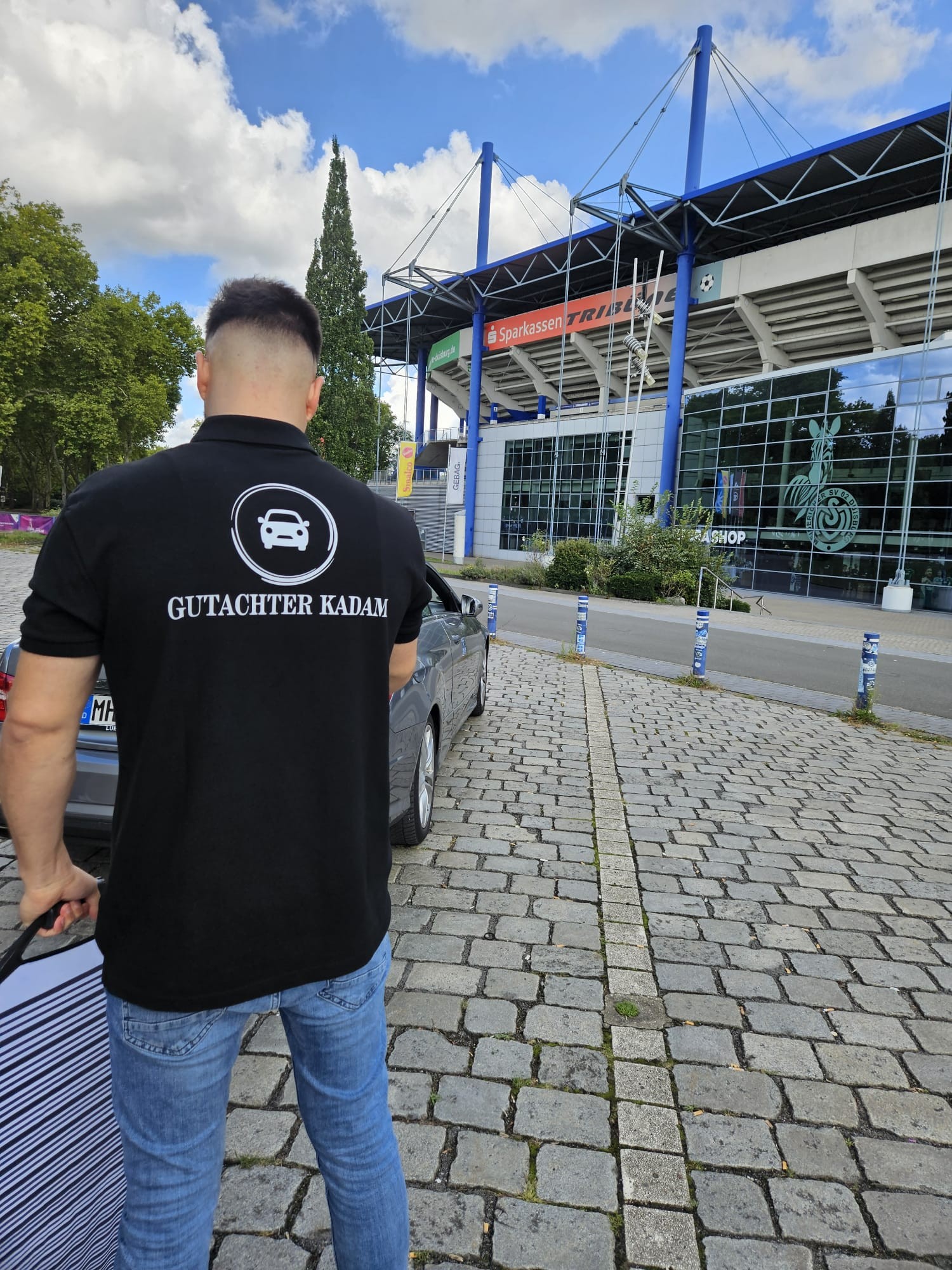 Detailaufnahme eines Fahrzeugschadens während der Dokumentation