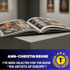 Offenes Buch "100 Artists of Europe" auf einem Sockel in einer Galerie mit Gemälden an der Wand.