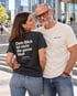 Mann im cremefarbenen Wearmorrow® Shirt mit kleinem Schriftzug auf der linken Brust, daneben eine Frau mit Rückenbotschaft