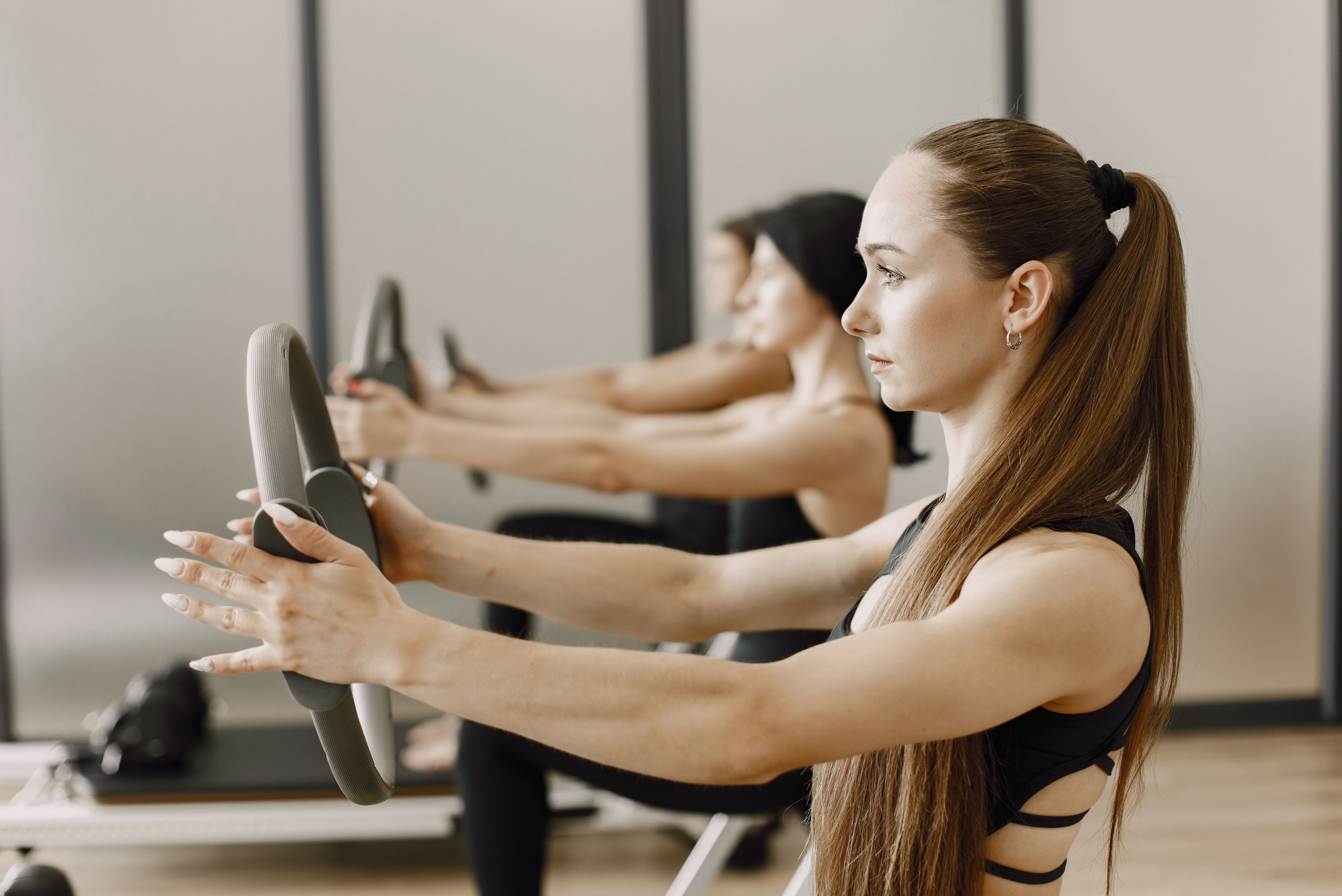 Fitness-Lounge mit Technogym-Geräten und Gymnastikbereich