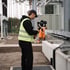 Ein Mann mit Warnweste filmt mit einer Kamera auf einem Gimbal Arbeiten auf einer Industrieanlage.