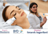 Dozentin überwacht Teilnehmerin bei der Modellarbeit während eines Kosmetikkurses von BeautyBusiness360