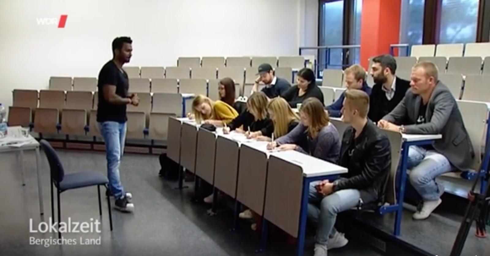 Biyon bei seinem ersten Vortrag an der Uni Wuppertal