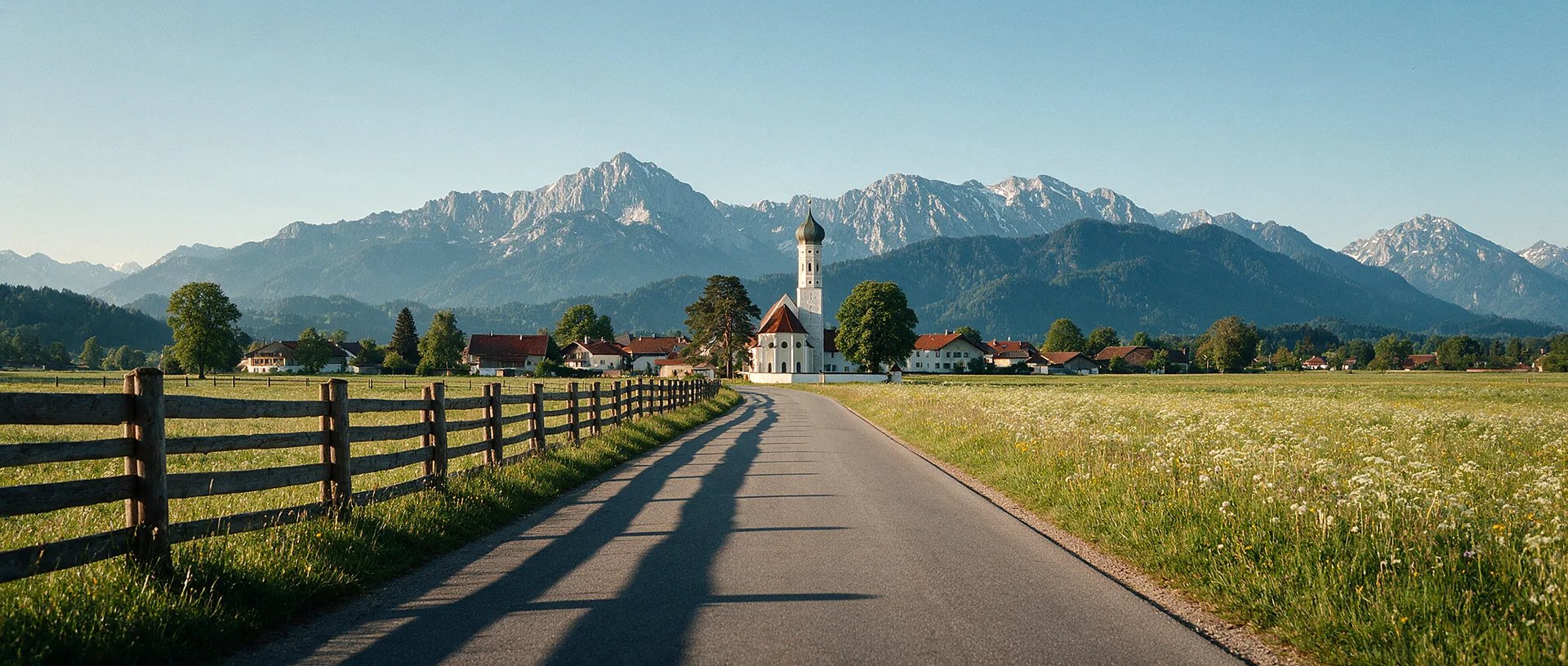 Landstraße im Münchner Süden mit Alpenblick