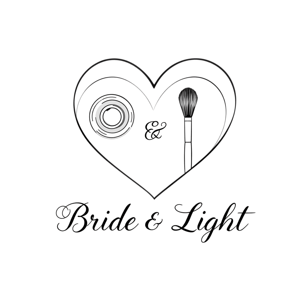 Herzförmiges Logo mit Puder, Pinsel und Text "Bride & Light" auf dunkelgrünem Hintergrund.