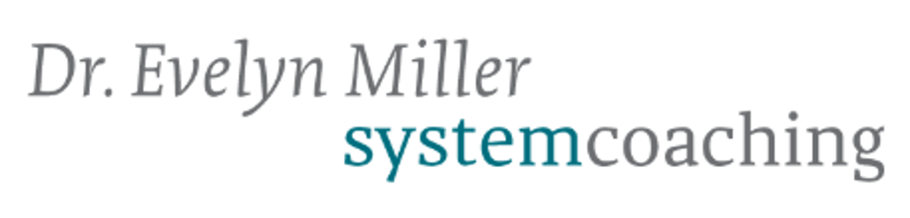 Dr. Evelyn Miller systemcoaching Logo mit grauer und türkisfarbener Schrift.
