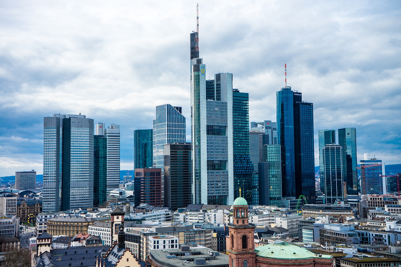 Skyline von Frankfurt am Main im Rhein-Main-Gebiet